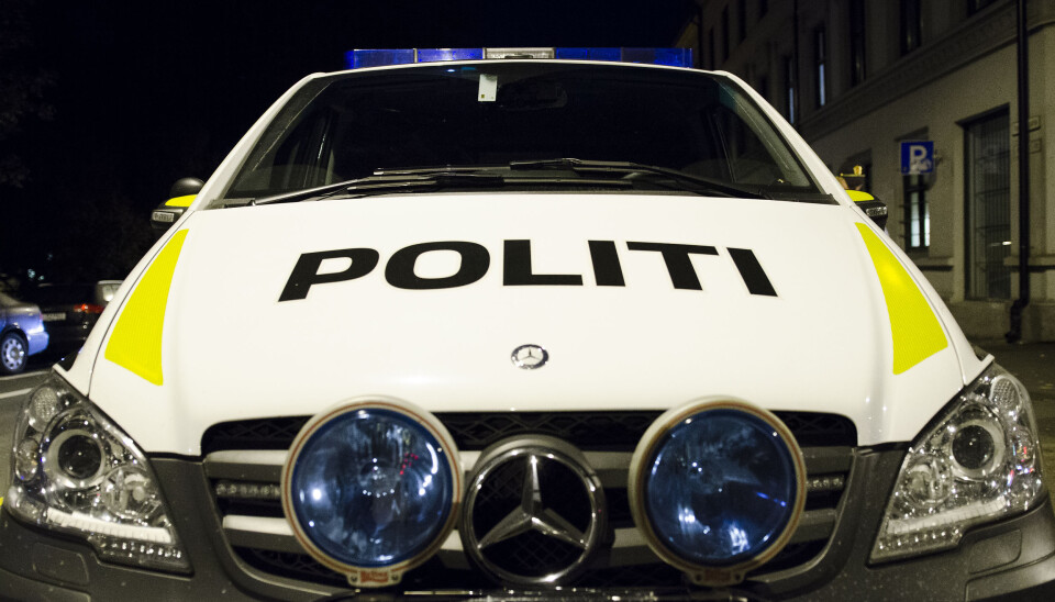 Den 63 år gamle mannen nekter straffskyld for drapsforsøk på de seks politifolkene, og forklarer at han ikke husker hendelsen på grunn av sterk beruselse. Den 63 år gamle mannen nekter straffskyld for drapsforsøk på de seks politifolkene, og forklarer at han ikke husker hendelsen på grunn av sterk beruselse.