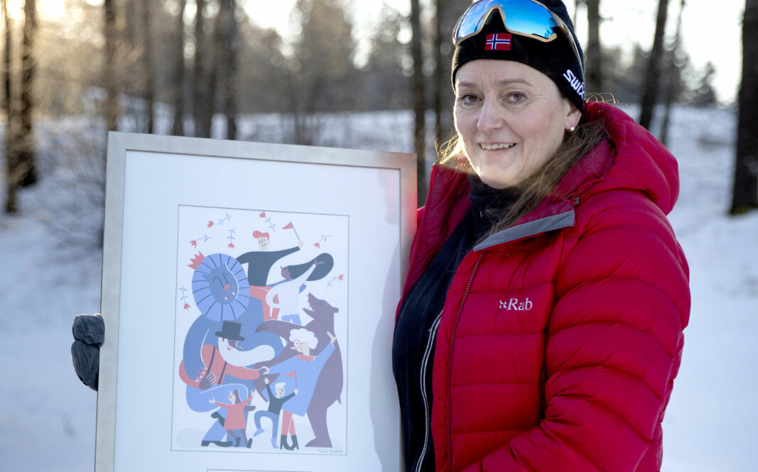 HEDERSKVINNE: Inger-Lise Brøste med det synlige beviset på at hun ble tildelt Politiforums Ærespris 2020. Dette var sjette gang prisen ble utdelt.