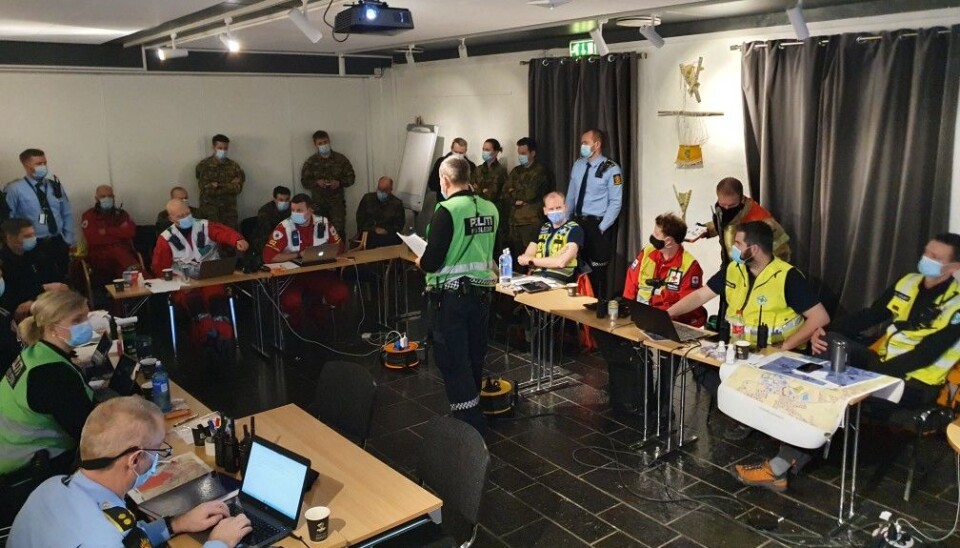 JOBBET PÅ SPRENG: Dette bildet er tatt natt til 1. januar og er fra et av de mange statusmøter i ILKO hvor fremdrift, planlegging, HMS og kvalitetssikring av felles situasjonsforståelse.