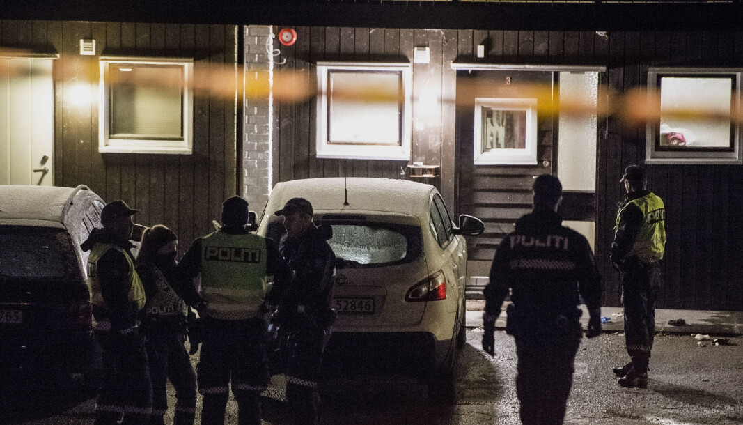 Politi ved stedet på Dale i Sandnes der en 63 år gammel mann skjøt mot seks politifolk som ventet på ham utenfor boligen hans. Politiet kom til stedet etter melding om skyting. Politi ved stedet på Dale i Sandnes der en 63 år gammel mann skjøt mot seks politifolk som ventet på ham utenfor boligen hans. Politiet kom til stedet etter melding om skyting.