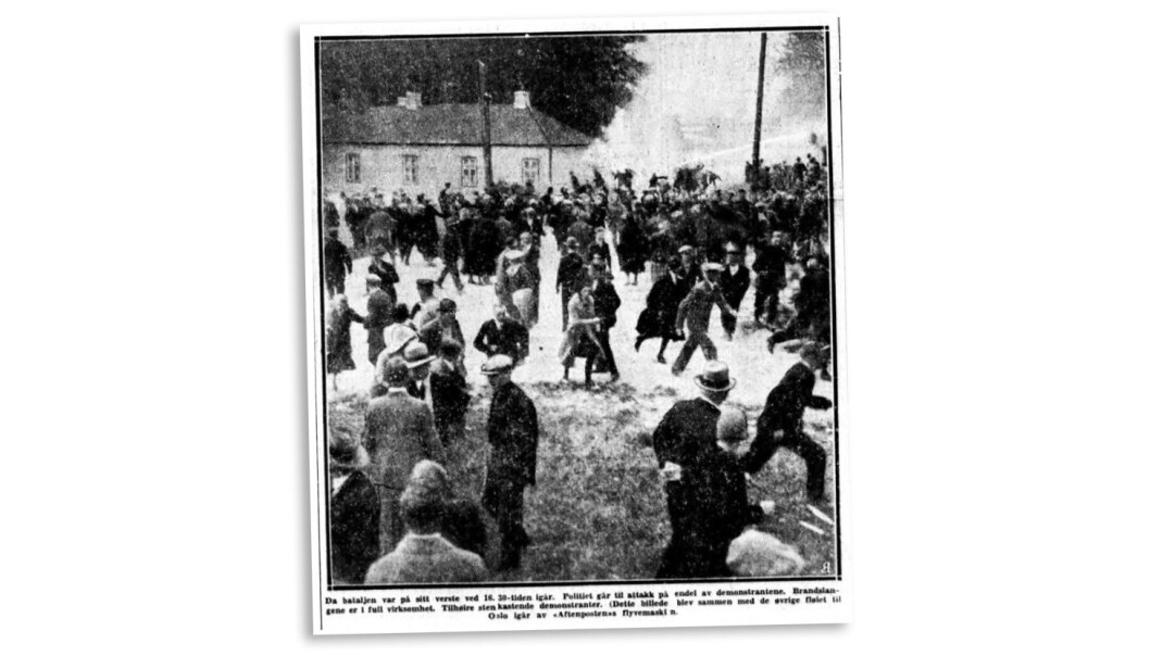 Faksimile fra Aftenposten 9. juni 1931. Øverst til høyre ses strålen fra en av vannslangene som politiet brukte mot demonstrantene. I bildeteksten står det følgende: «Da bataljen var på sitt verste ved 16.30-tiden igår. Politiet går til atakk på endel av demonstrantene. Brandslangene er i full virksomhet. Tilhøire stenkastende demonstranter. (Dette billede blev sammen med de øvrige fløiet til Oslo igår av «Aftenposten»s flyvemaskin.» Faksimile fra Aftenposten 9. juni 1931. Øverst til høyre ses strålen fra en av vannslangene som politiet brukte mot demonstrantene. I bildeteksten står det følgende: «Da bataljen var på sitt verste ved 16.30-tiden igår. Politiet går til atakk på endel av demonstrantene. Brandslangene er i full virksomhet. Tilhøire stenkastende demonstranter. (Dette billede blev sammen med de øvrige fløiet til Oslo igår av «Aftenposten»s flyvemaskin.»