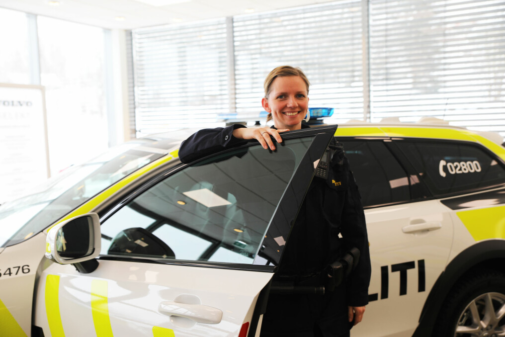 Stine Monika Obstfelder Hansen, politiførstebetjent og instruktør ved operativ seksjon i Innlandet, er fornøyd med at de nye patruljebilene har større plass.