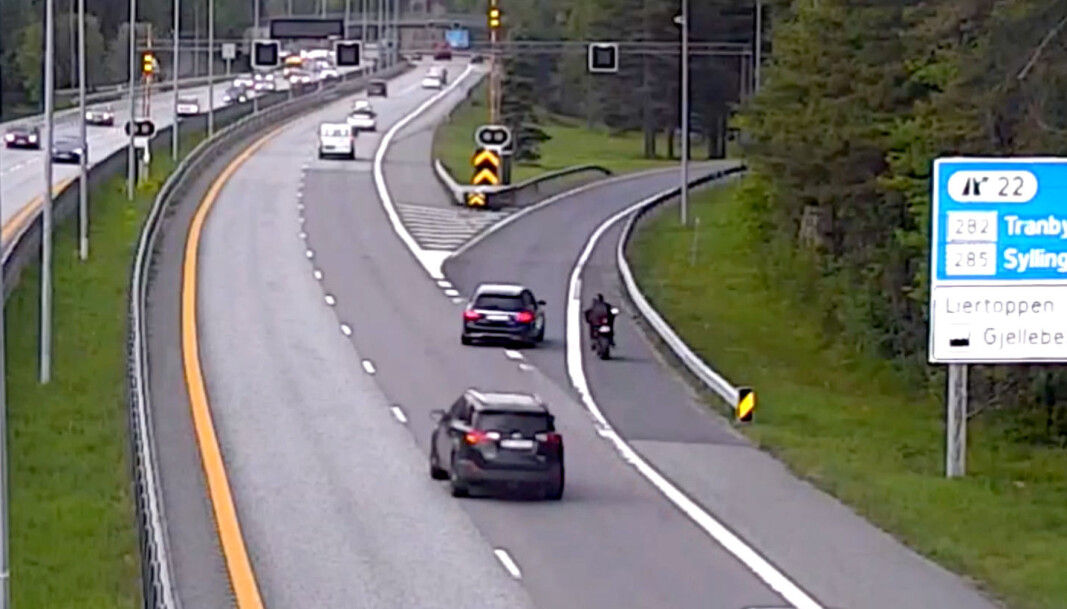 Her gasser motorsyklisten på etter at patruljen har signalisert til ham at han skal stanse. Tidels sekunder senere smeller det. Hele videoen kan du se lenger nede i saken. Her gasser motorsyklisten på etter at patruljen har signalisert til ham at han skal stanse. Tidels sekunder senere smeller det. Hele videoen kan du se lenger nede i saken.