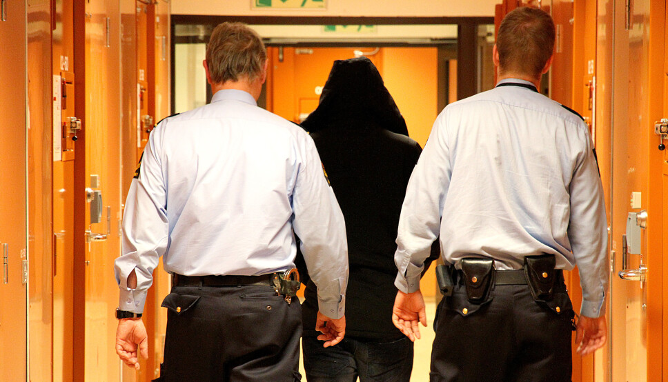 FANGETRANSPORT: I rapporten etter områdegjennomgangen av politi- og lensmannsetaten anbefales det at arrestforvarere bør gjennomføre transportoppdrag i hele politiet.