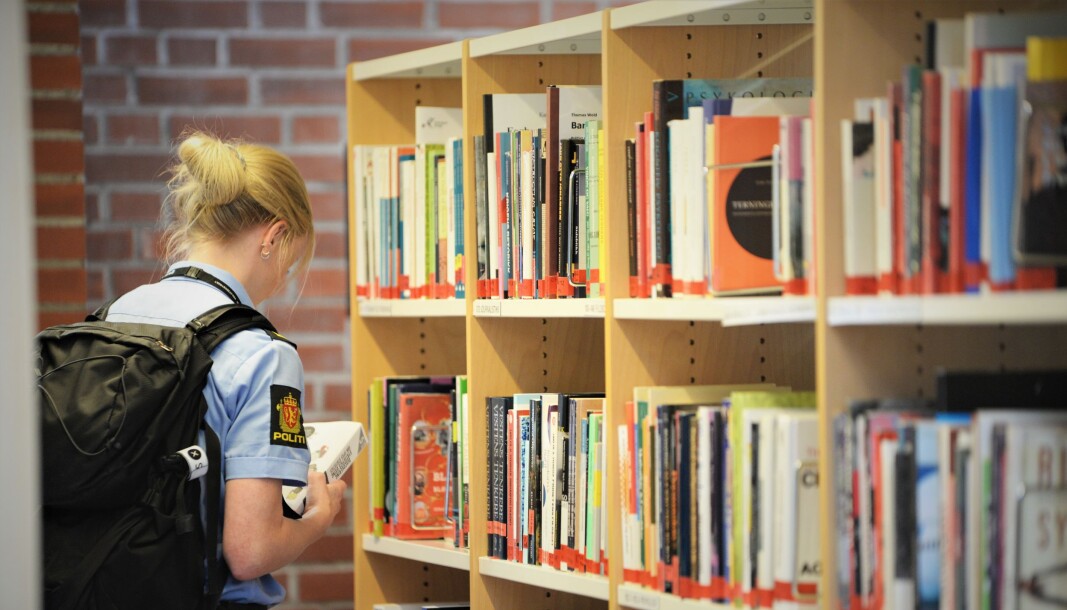 På grunn av koronapandemien har politistudentene hjemmeskole. Flere studenter er bekymret for at de ikke har de ferdighetene de bør ha, før de går ut i praksis. På grunn av koronapandemien har politistudentene hjemmeskole. Flere studenter er bekymret for at de ikke har de ferdighetene de bør ha, før de går ut i praksis.
