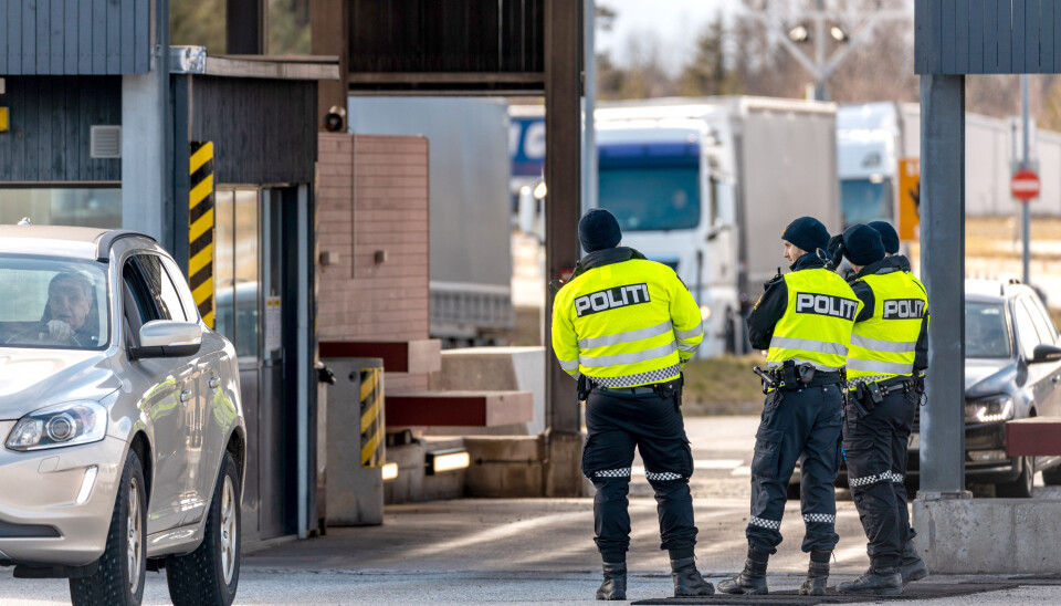 EKSTRAINNSATS: Politiansatte og andre offentlig ansatte har lagt ned en fantastisk innsats under pandemien, og må belønnes for det, mener PF-leder Sigve Bolstad. Her fra grensekontroll på Svinesund i april 2020.
