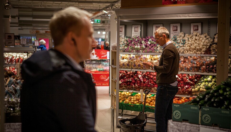 Livvaktene er alltid med. Her passer de på mens Jens Stoltenberg er i matbutikken.