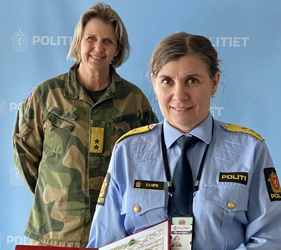 Sjef for Heimevernet, generalmajor Elisabeth Michelsen, overrakte «Sjef Heimevernets plakett i gull» til politimester i Finnmark, Ellen Katrine Hætta.