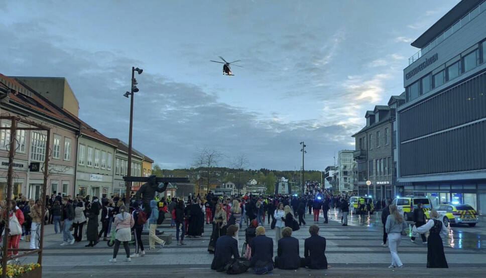 Det ble kastet stein og flasker mot politiet på Stortorget i Fredrikstad, 17. mai. Politihelikopter ble sendt tilstedet for bistå.