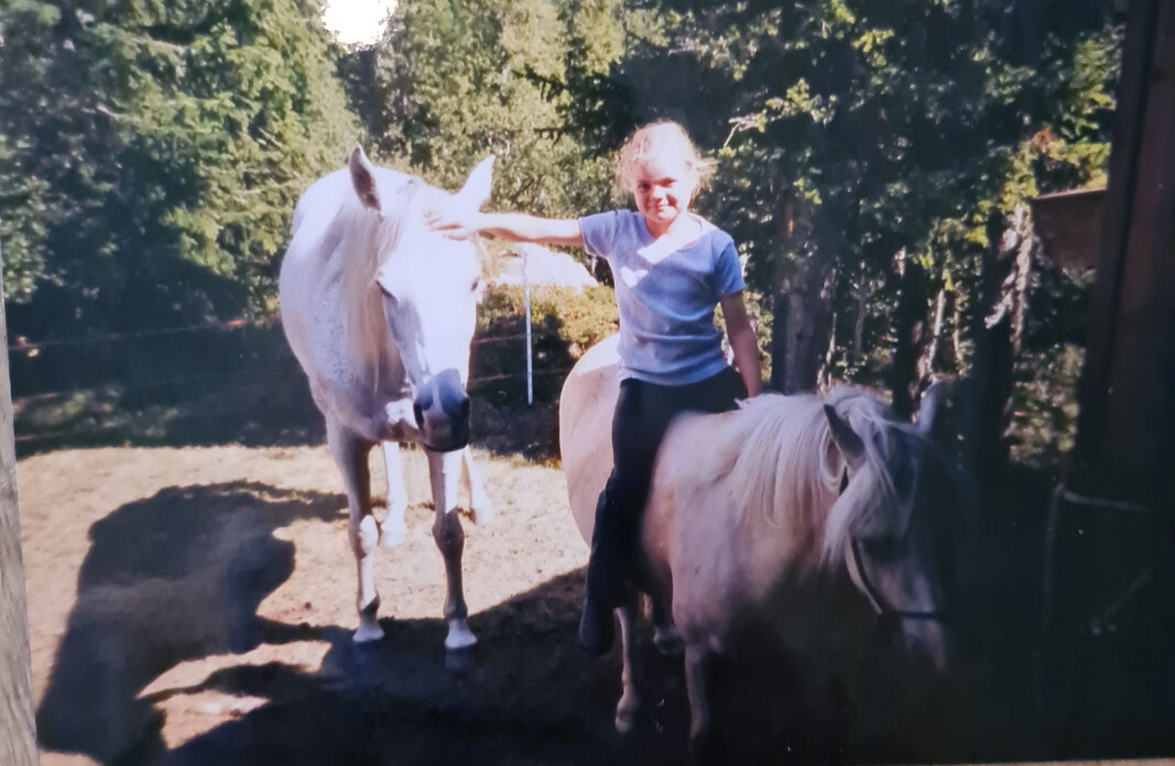 HESTEJENTE: Henriette beskriver barndommen og ungdomstiden på et småbruk med stall som lykkelig. I mange år drev hun aktivt med ridning på høyt nivå. HESTEJENTE: Henriette beskriver barndommen og ungdomstiden på et småbruk med stall som lykkelig. I mange år drev hun aktivt med ridning på høyt nivå.