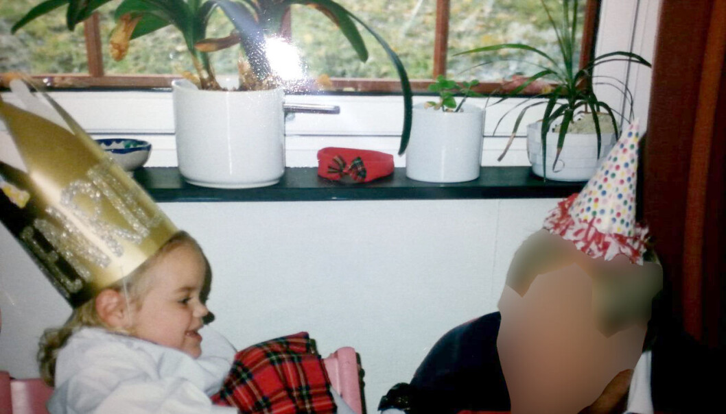 PAPPASKRYT: – Jeg har helt sluttet med alkohol, og eksen min (Henriet- tes mor, red.anm.) har så langt jeg vet også sluttet med medikamenter. Det er mye takket være Henriette, sier Henriettes far. PAPPASKRYT: – Jeg har helt sluttet med alkohol, og eksen min (Henriet- tes mor, red.anm.) har så langt jeg vet også sluttet med medikamenter. Det er mye takket være Henriette, sier Henriettes far.