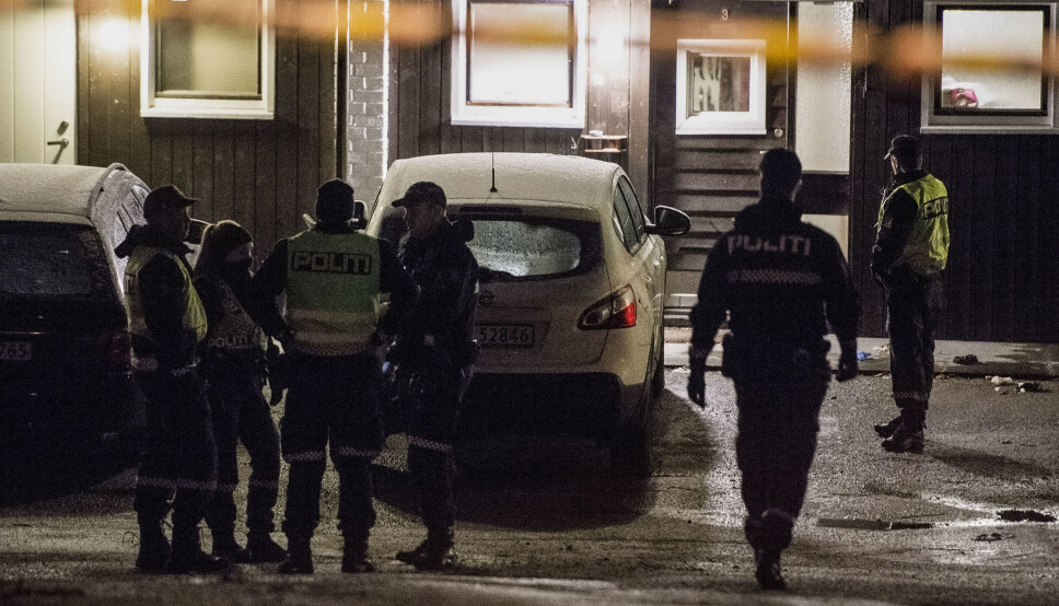 Politi ved stedet på Dale i Sandnes der en 63 år gammel mann skjøt mot seks politifolk som ventet på ham utenfor boligen hans. Politiet kom til stedet etter melding om skyting.