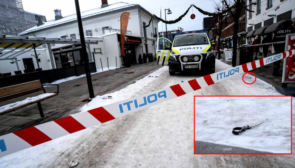 ÅSTEDET: Midt i Hamar sentrum stakk gjerningsmannen saksebladet (innfelt) gjentatte ganger gjennom vinduet på politibilen i et forsøk på å drepe polititjenestemannen Terje Roseth.