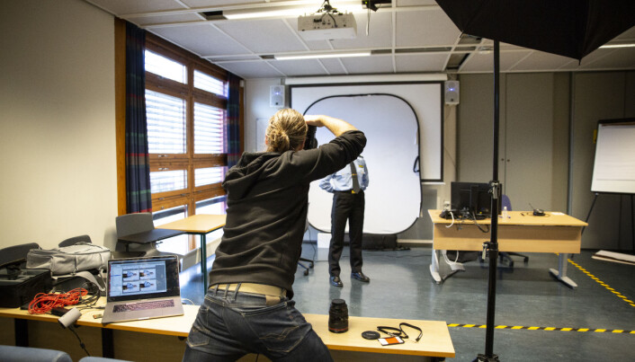 SAMLEBÅND: Med totalt mer enn 550 studenter å fotografere, må det nødvendigvis gå unna. Espen Sturlason bruker maks et par minutter per student. – Teknisk er det ikke vanskelig i det hele tatt å ta bilde av 150 studenter på en dag. Men det er veldig mye psykologi i det å ta et bilde, og der ligger det vanskelige, sier fotografen. SAMLEBÅND: Med totalt mer enn 550 studenter å fotografere, må det nødvendigvis gå unna. Espen Sturlason bruker maks et par minutter per student. – Teknisk er det ikke vanskelig i det hele tatt å ta bilde av 150 studenter på en dag. Men det er veldig mye psykologi i det å ta et bilde, og der ligger det vanskelige, sier fotografen.