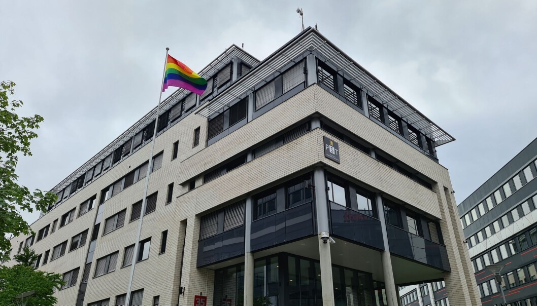 En endring i loven gjorde det mulig for PST i heise regnbueflagget på sin flaggstang for første gang. En endring i loven gjorde det mulig for PST i heise regnbueflagget på sin flaggstang for første gang.