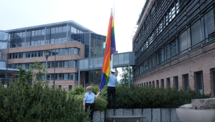 Kripos-sjef Kristin Kvigne og vaktleder på desken, Axel Johansen, heiser regnbueflagget utenfor Kripos. Kripos-sjef Kristin Kvigne og vaktleder på desken, Axel Johansen, heiser regnbueflagget utenfor Kripos.