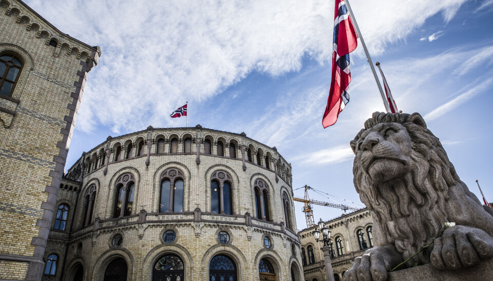 VIL HA REVANSJ: PF-leder Sigve Bolstad er misfornøyd med at plikten til å fratre ved oppnådd særaldersgrense er vedtatt fjernet. Nå håper han et regjeringsskifte til høsten vil føre til en reversering av vedtaket. VIL HA REVANSJ: PF-leder Sigve Bolstad er misfornøyd med at plikten til å fratre ved oppnådd særaldersgrense er vedtatt fjernet. Nå håper han et regjeringsskifte til høsten vil føre til en reversering av vedtaket.