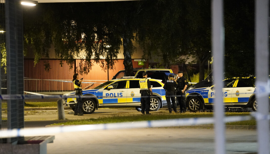 En svensk polititjenestemann er død etter å ha blitt skutt i Biskopsgården på Hisingen i Gøteborg. En svensk polititjenestemann er død etter å ha blitt skutt i Biskopsgården på Hisingen i Gøteborg.