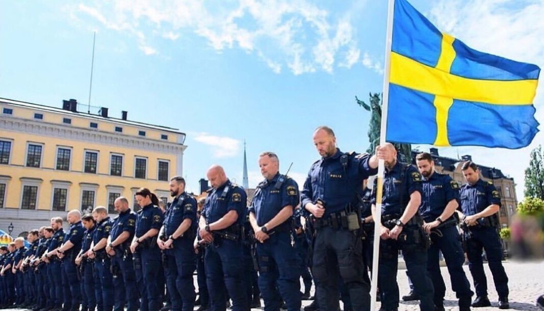 Svenske polititjenestemenn minnes sin drepte kollega. Svenske polititjenestemenn minnes sin drepte kollega.