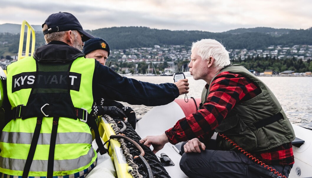 Politiet og Kystvakta gjorde blant annet promillekontroller til sjøs under Moldejazzen. Mannen på bildet blåste til null. Han hadde motorprpblemer, og ble hjulpet inn til en brygge. Politiet og Kystvakta gjorde blant annet promillekontroller til sjøs under Moldejazzen. Mannen på bildet blåste til null. Han hadde motorprpblemer, og ble hjulpet inn til en brygge.