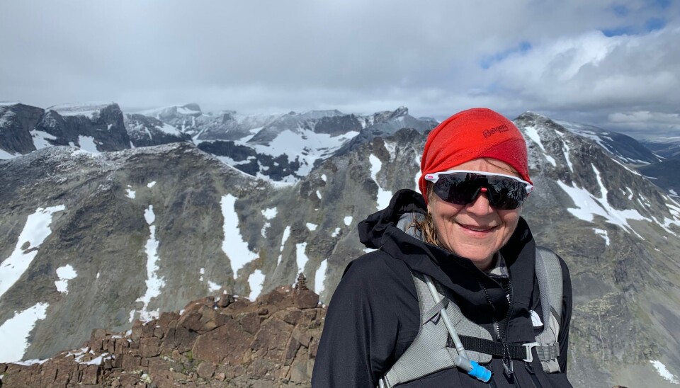 Catherine Janson har tatt turen til Hallingdalsfjellet sammen med to hunder på 11 og fire måneder. Bildet er tatt i Jotunheimeni fjor sommer.