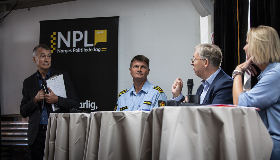 Frank Sletten, politistasjonssjef i Harstad, Thor Kleppen Sættem, statssekretær i Høyre, og Maria Aasen-Svendsrud, stortingsrepresentant i ARbeiderpartiet, under debatten om politireformen under Arendalsuka. Aslak Bonde, som ledet debatten, til høyre. Frank Sletten, politistasjonssjef i Harstad, Thor Kleppen Sættem, statssekretær i Høyre, og Maria Aasen-Svendsrud, stortingsrepresentant i ARbeiderpartiet, under debatten om politireformen under Arendalsuka. Aslak Bonde, som ledet debatten, til høyre.