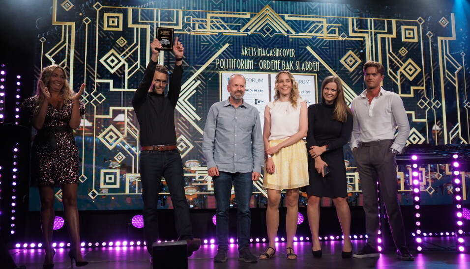 Politiforum på scenen under Medieprisutdelingen, ved redaktør Erik Inderhaug, designer i Mediamania, Øyvind Kristiansen, journalist Karianne Grindem, designer Vilje Nordby og designer Benjamin Gjerde. Journalist Oda Aarseth og annonseselger Heidi Bjørkedal var ikke til stede.