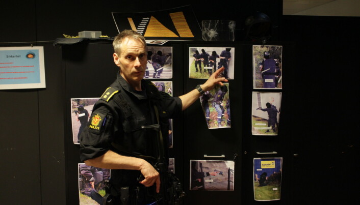 Peter Öhman ved Politihøgskolen i Stavern har stilt politistudentene de samme spørsmålene hvert år. Han ser at flere opplever ulike former for vold i praksis. Peter Öhman ved Politihøgskolen i Stavern har stilt politistudentene de samme spørsmålene hvert år. Han ser at flere opplever ulike former for vold i praksis.