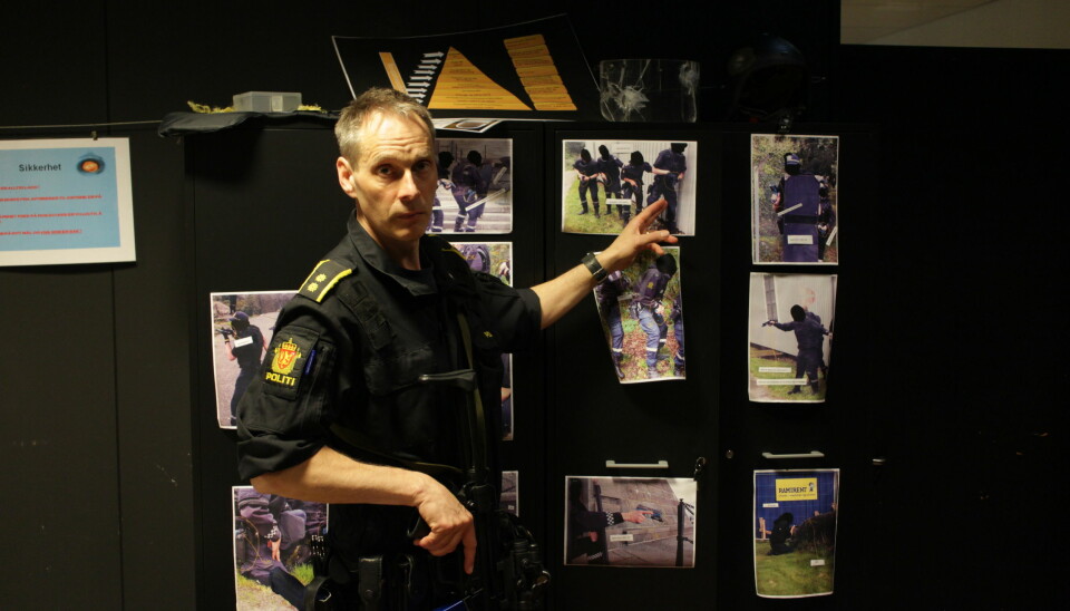 Peter Öhman ved Politihøgskolen i Stavern har stilt politistudentene de samme spørsmålene hvert år. Han ser at flere opplever ulike former for vold i praksis.