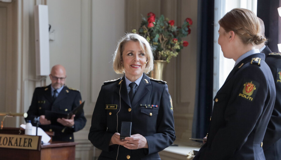 Politidirektør Benedicte Bjørnland deler ut politimedaljen med laurbærgren til en av de fire ansatte fra Politiets utlendingsenhet, som arbeidet på bakken i Kabul. Politidirektør Benedicte Bjørnland deler ut politimedaljen med laurbærgren til en av de fire ansatte fra Politiets utlendingsenhet, som arbeidet på bakken i Kabul.