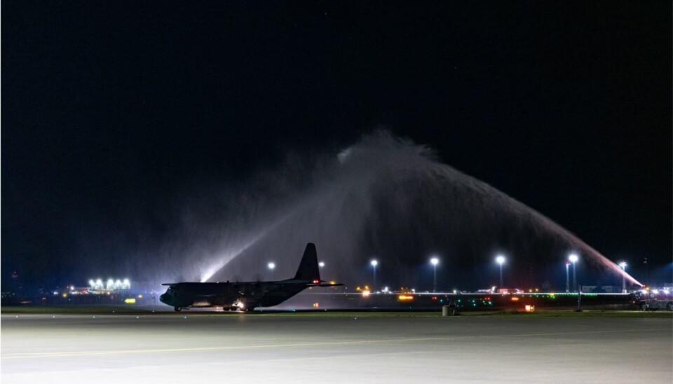 Fly og mannskap kom hjem fra evakuerings oppdraget de hadde gjennomført i luftbroen mellom Kabul i Afghanistan og Tblisis i Georgia, her har C-130J Hercules fra 335 skvadronen landet på Gardermoen. Fly og mannskap kom hjem fra evakuerings oppdraget de hadde gjennomført i luftbroen mellom Kabul i Afghanistan og Tblisis i Georgia, her har C-130J Hercules fra 335 skvadronen landet på Gardermoen.