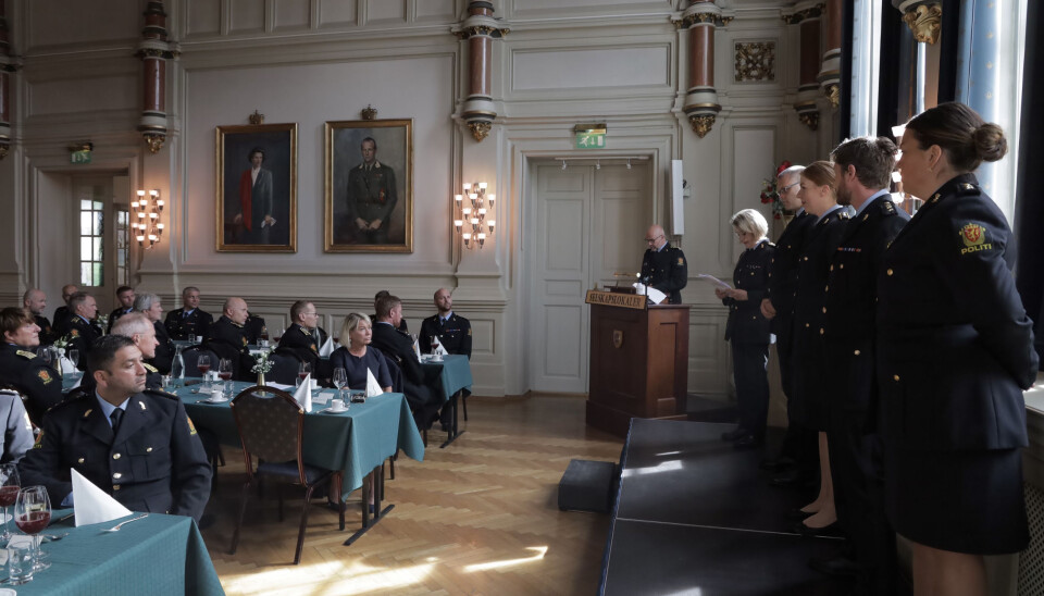 De fire ansatte fra Politiets utlendingsenhet som var i Kabul under utdelingen av den høythendende politimedalje med laurbærgren. De fire ansatte fra Politiets utlendingsenhet som var i Kabul under utdelingen av den høythendende politimedalje med laurbærgren.