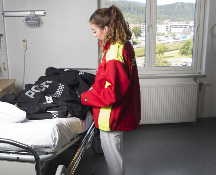 VEIVALG: - Korona brøt ut mens jeg gikk første året på PHS. Da ble det litt vanskelig for meg å si nei til å gå vakter, fordi sykehusene sårt trengte intensivsykepleiere, sier Elin Snarheim. VEIVALG: - Korona brøt ut mens jeg gikk første året på PHS. Da ble det litt vanskelig for meg å si nei til å gå vakter, fordi sykehusene sårt trengte intensivsykepleiere, sier Elin Snarheim.