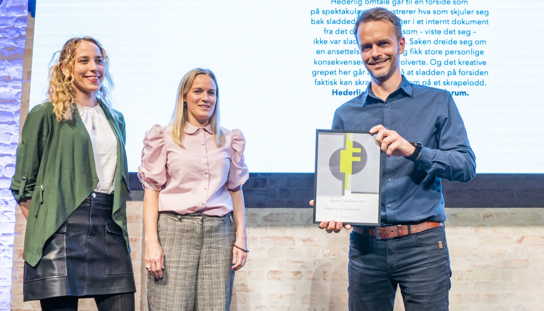 Politiforum mottok hederlig omtale under prisutdelingen av Fagpresseprisene, for «skrapeloddforsiden». Redaktør Erik Inderhaug med diplomet, og journalist Karianne Grindem og journalist Oda Aarseth. Politiforum mottok hederlig omtale under prisutdelingen av Fagpresseprisene, for «skrapeloddforsiden». Redaktør Erik Inderhaug med diplomet, og journalist Karianne Grindem og journalist Oda Aarseth.