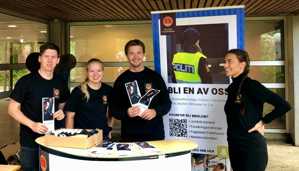 ENGASJERTE: PF Politistudentene på stand for å verve medlemmer blant de nye politistudentene i Bodø i august.