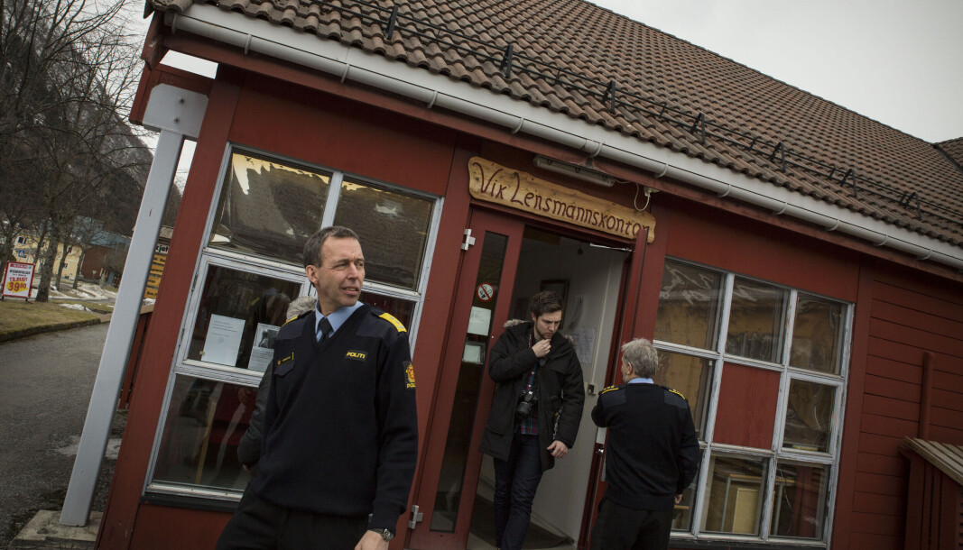 Vik lensmannskontor i Vest politidistrikt er blant lensmannskontorene som nå bytter navn til politistasjon. Bildet er tatt da Kaare Songstad, politimester i vest politidistrikt, besøkte lensmannskontoret i 2016. Vik lensmannskontor i Vest politidistrikt er blant lensmannskontorene som nå bytter navn til politistasjon. Bildet er tatt da Kaare Songstad, politimester i vest politidistrikt, besøkte lensmannskontoret i 2016.