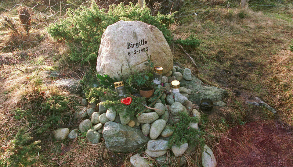 MINNESTED: En minnestein ble satt opp i Gamle Sundveg på Karmøy, like ved der Birgitte Tengs (17) ble drept 6. mai 1995.