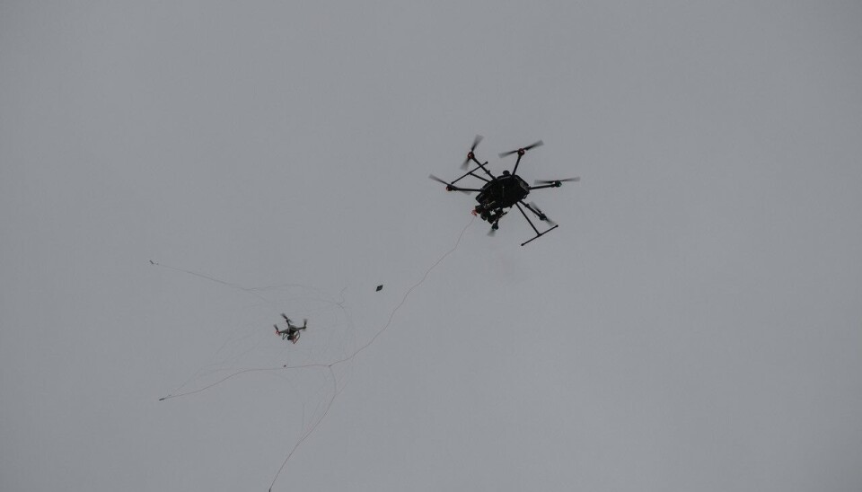 Den mindre dronen blir fanget i nettet og uskadeliggjort. Den mindre dronen blir fanget i nettet og uskadeliggjort.