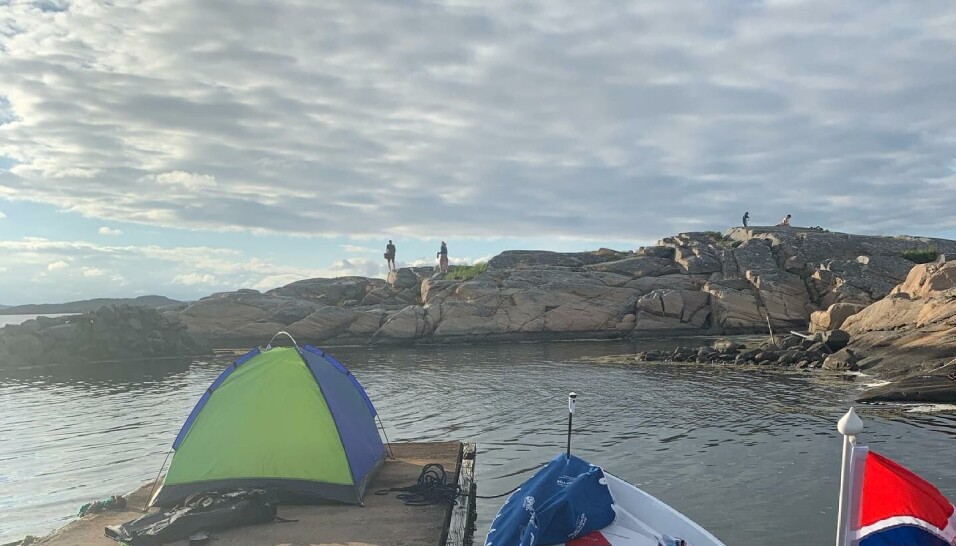 Steinar Haakonseth har slått opp teltet sitt på alt fra brygger og parker til gressletter. Her er han klar til overnatting i telt nord for Gøteborg.