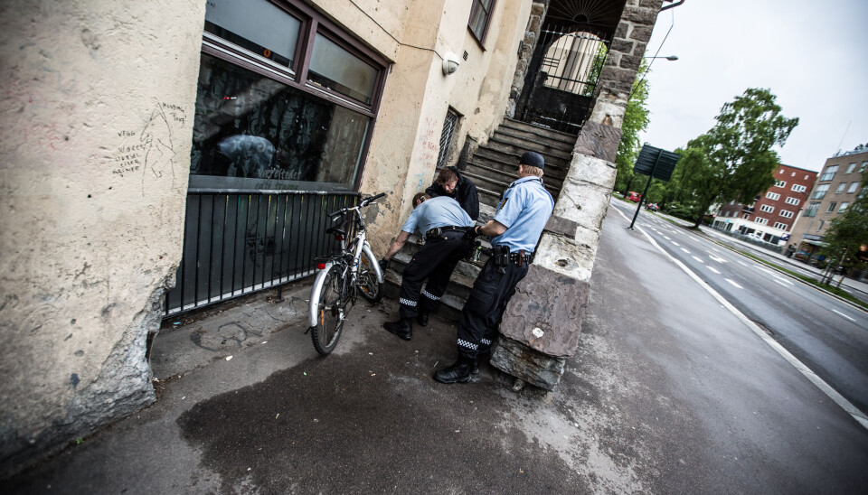 «Det er ikke holdepunkter for at politiet oppsøker «de kjente rusavhengige» med det formål å straffeforfølge bruk eller besittelse av narkotika», heter det i rapporten. Bildet er et illustrasjonsfoto.