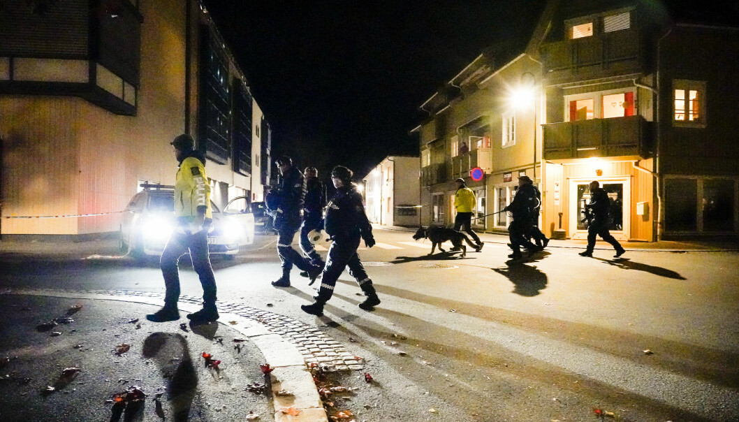 Politiet gjør undersøker i Kongsberg sentrum.