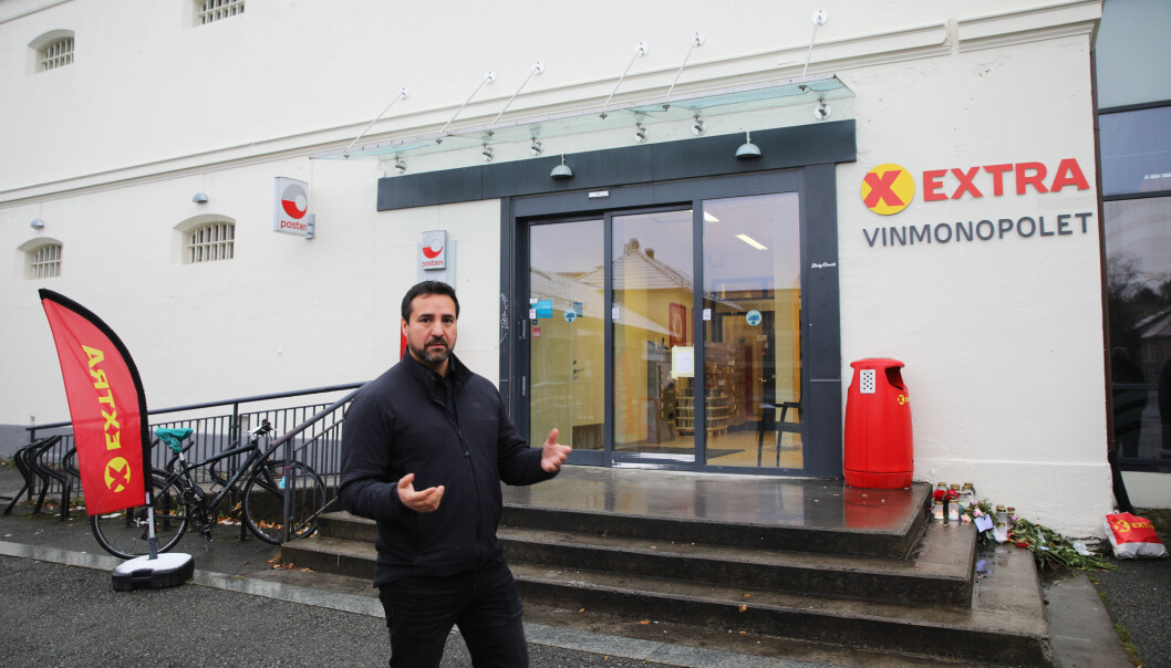 Politimannen Rigoberto Villarroel var på fritiden sin da han befant seg midt i dramaet i Kongsberg onsdag 13. oktober. En mann med pil og bue gikk inn i matbutikken og begynte å skyte med pil og bue. Politimannen Rigoberto Villarroel var på fritiden sin da han befant seg midt i dramaet i Kongsberg onsdag 13. oktober. En mann med pil og bue gikk inn i matbutikken og begynte å skyte med pil og bue.