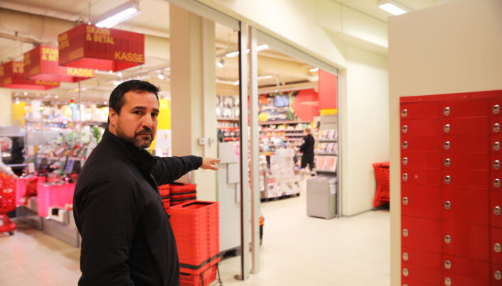 Mens Rigoberto Villarroel var inne i butikken ble han skutt med pil i ryggen. Mens Rigoberto Villarroel var inne i butikken ble han skutt med pil i ryggen.
