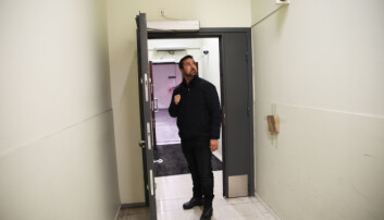 Rigoberto Villarroel holdt vakt ved denne bakdøren fram til politiet ankom stedet. Rigoberto Villarroel holdt vakt ved denne bakdøren fram til politiet ankom stedet.