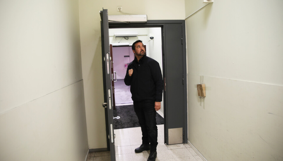 Rigoberto Villarroel holdt vakt ved denne bakdøren fram til politiet ankom stedet.