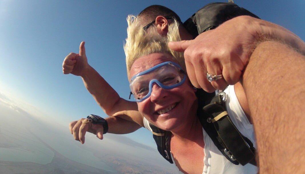 KASTER SEG UT I DET: Christine Fossen er ikke redd for nye utfordringer, her i fallskjerm over Dødehavet ved soloppgang.