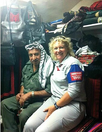 KVINNELIG SJEF PÅ VESTBREDDEN: Dette bildet er tatt da Christine Fossen besøkte en butikk i gamlebyen i Hebron, hvor hun møtte en klanleder.