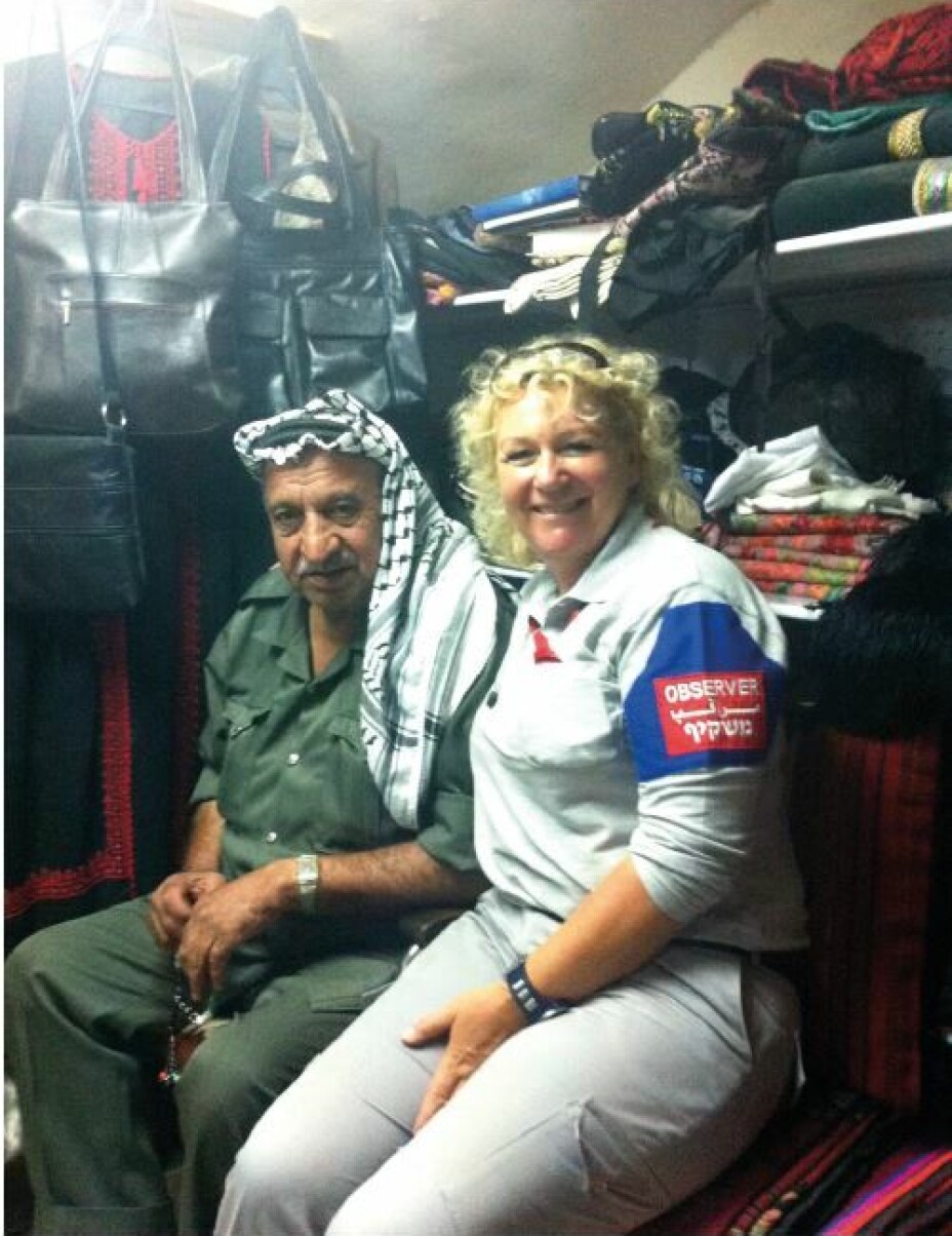 KVINNELIG SJEF PÅ VESTBREDDEN: Dette bildet er tatt da Christine Fossen besøkte en butikk i gamlebyen i Hebron, hvor hun møtte en klanleder.
