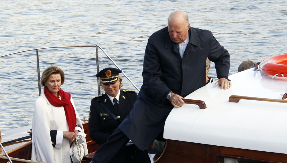 Kong Harald (t.h.), politimester Christine Fossen og dronning Sonja i Drammen sentrum under byens 200 års-jubileum. Christine Fossen fikk støtte fra Kong Harald etter hendelsen med rakettene.