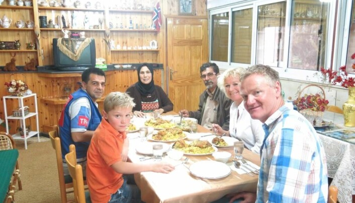 MIDDAG I HEBRON: Her spiser Christine Fossen middag sammen med ektemannen Arvid og sønnen Eivind hjemme hos familien til en lokalt ansatt palestiner som jobbet for TIPH.